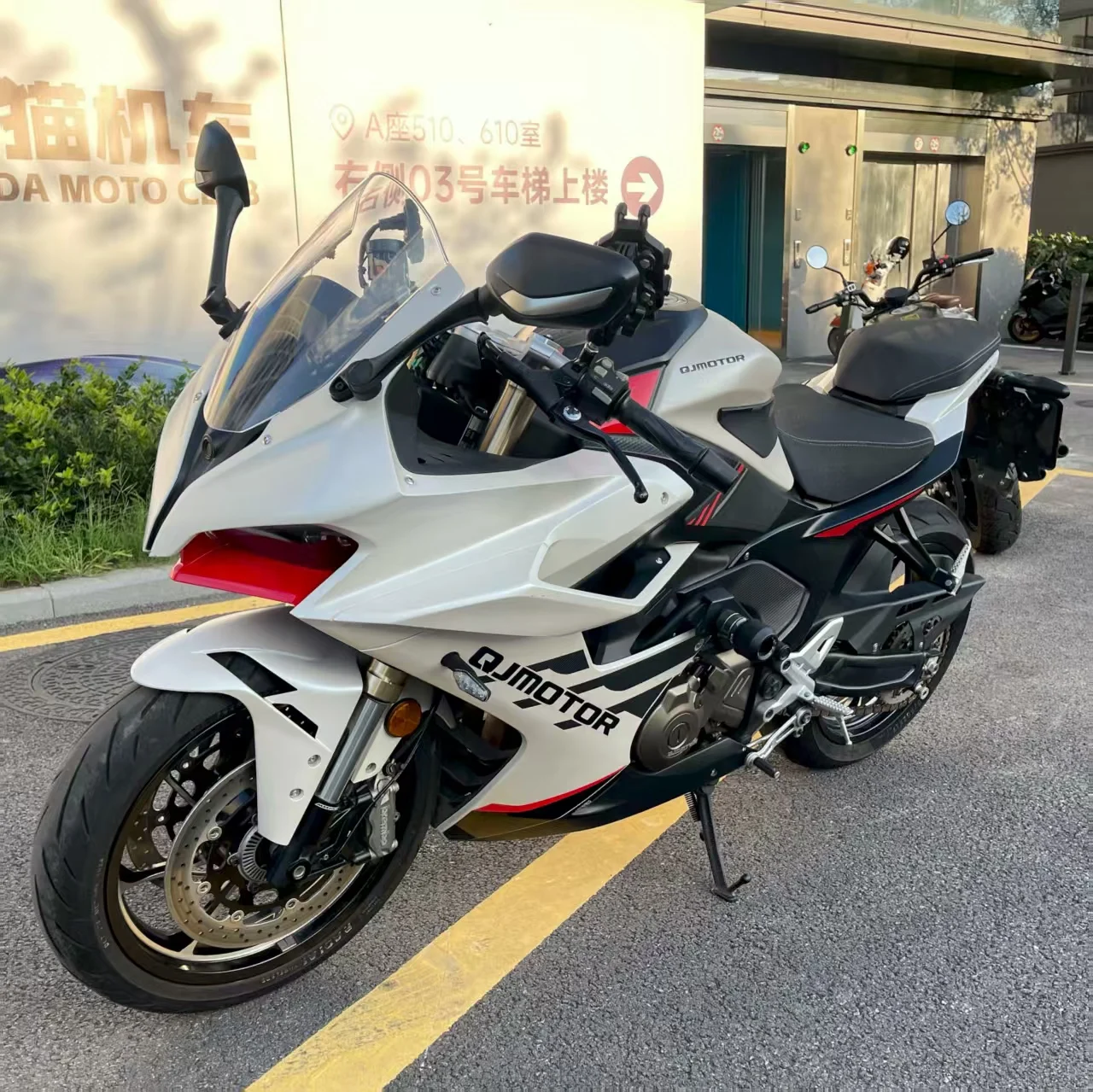 S 550s Sportmotorrad 550ccm Hochleistungs-Zweizylinder Wassergekühlt Elektrostart Straßenmotorrad