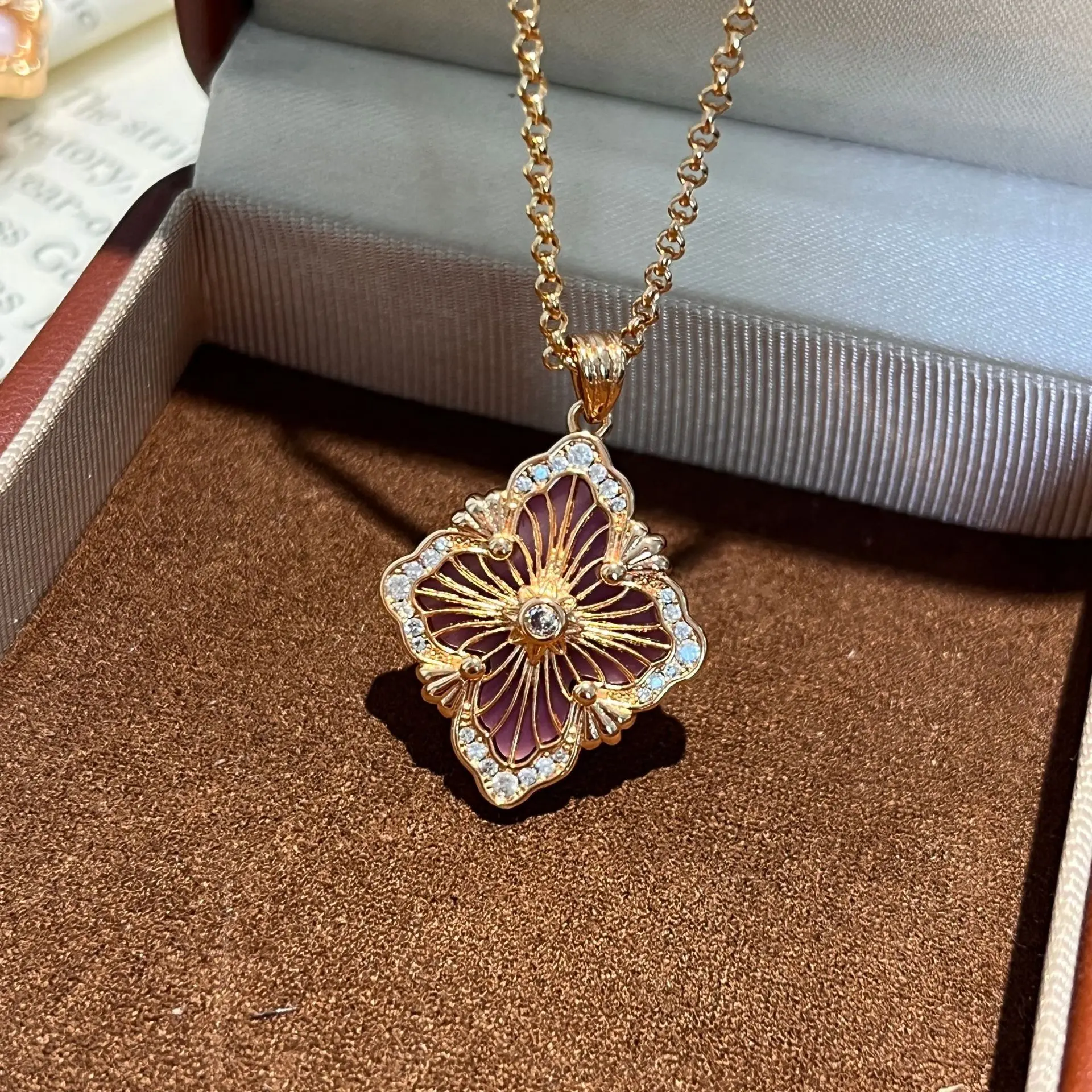 

High-grade Retro Enamel White Fritillaria Brati Necklace Copper Plated 18k Gold Diamond Pendant Neck Chain Women's Accessories