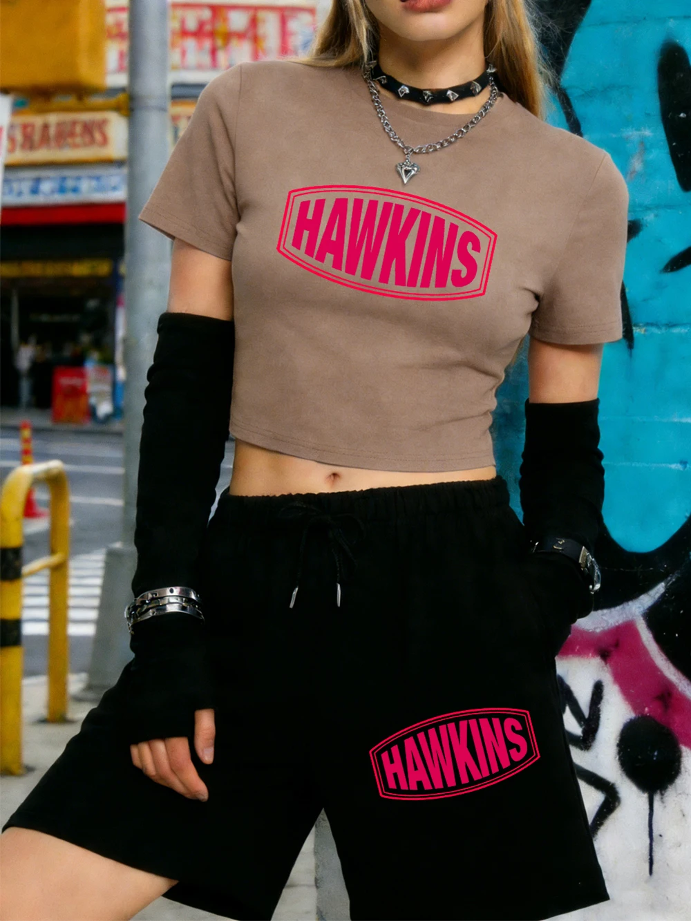 

Летний комплект из двух предметов: укороченный топ с принтом логотипа Hawkins и шорты, облегающие брюки-капри, мягкие эластичные футболки с круглым вырезом