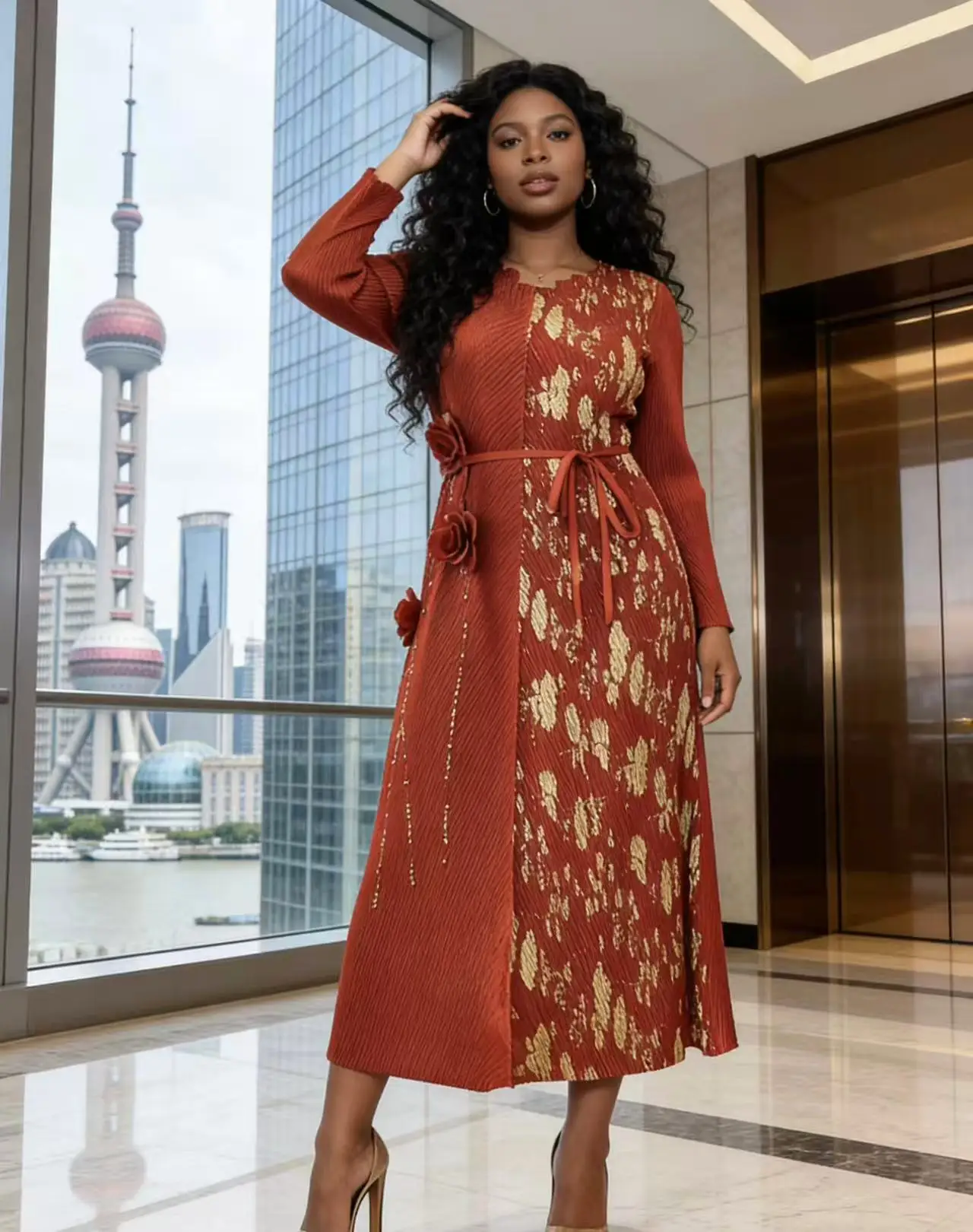 

Летнее плиссированное платье Miyake 2026: Новинка, элегантное, с длинным рукавом, V-образным вырезом, принтованное, омолаживающее, модное