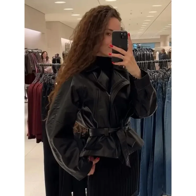 Casaco trench curto de couro preto casual e moderno, roupas novas e na moda.