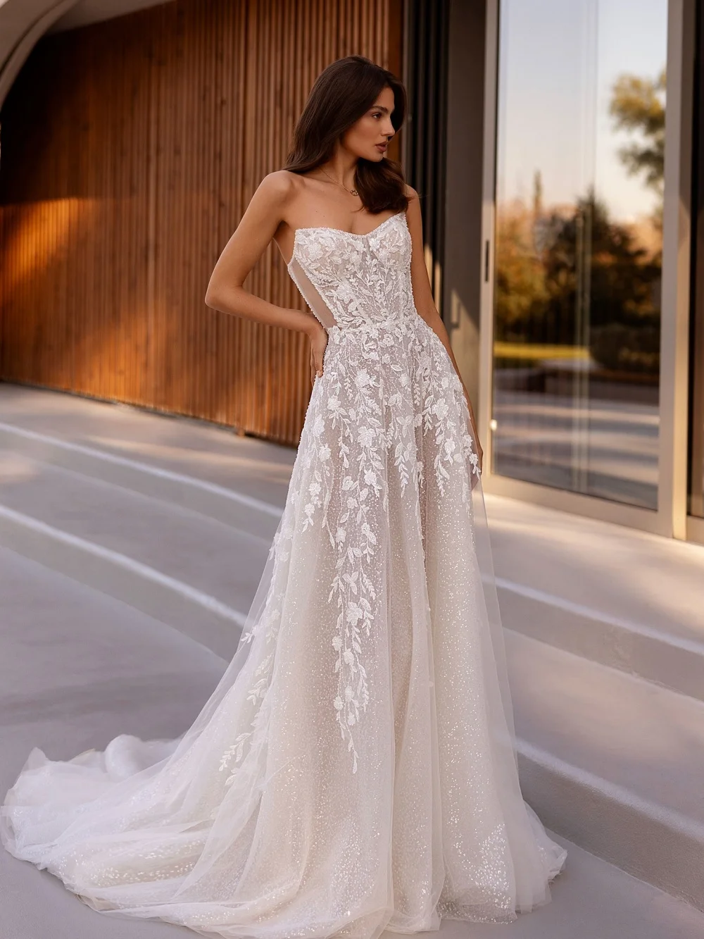 

Luxurious Spaghetti-Strap Wedding Dresses Romantic Sleeveless Bridal Gowns Sparkling A-Line Appliqué Floor-Length Wedding Gowns