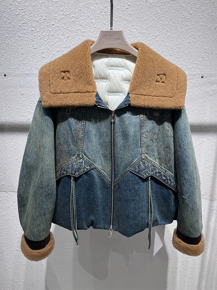 سترة شتوية جديدة لعام 2025 من قماش الدنيم ملابس خارجية نسائية فاخرة وطبيعية من فرو الأغنام ميرينو الحقيقي معاطف للأسفل