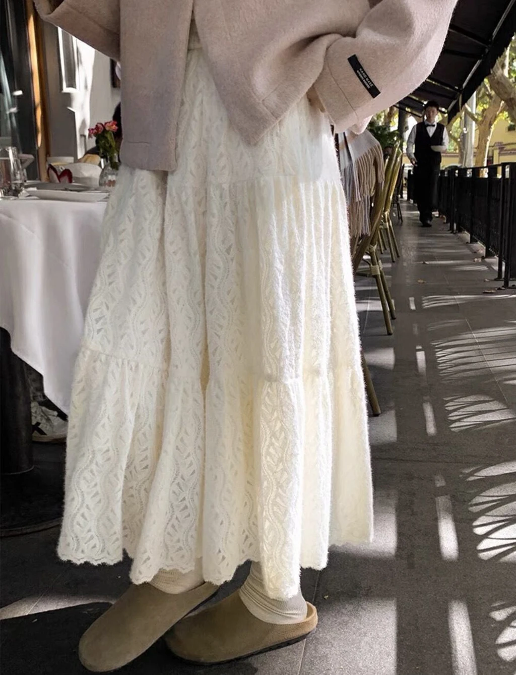 تنورة ماكسي نسائية جديدة من الدانتيل الأبيض لعام 2025 للخريف والشتاء ذات طبقات عالية الخصر على شكل حرف a تنورة طويلة أنيقة على الطراز الفرنسي جزء غير رسمي