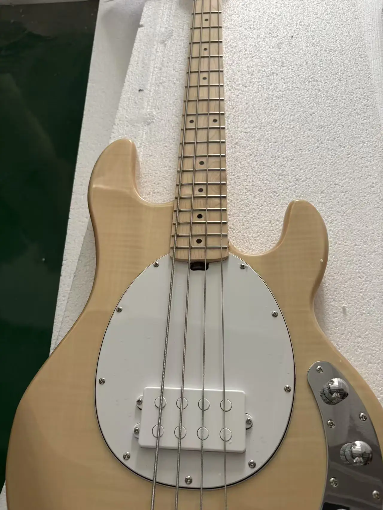 Free delivery 4-string bass, natural color with high gloss finish, white protective cover, solid wood quality