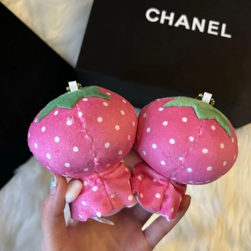 Sanrio cartoon hello kitty morango série chaveiro de pelúcia pingente mochila diária decoração de moda personalizada