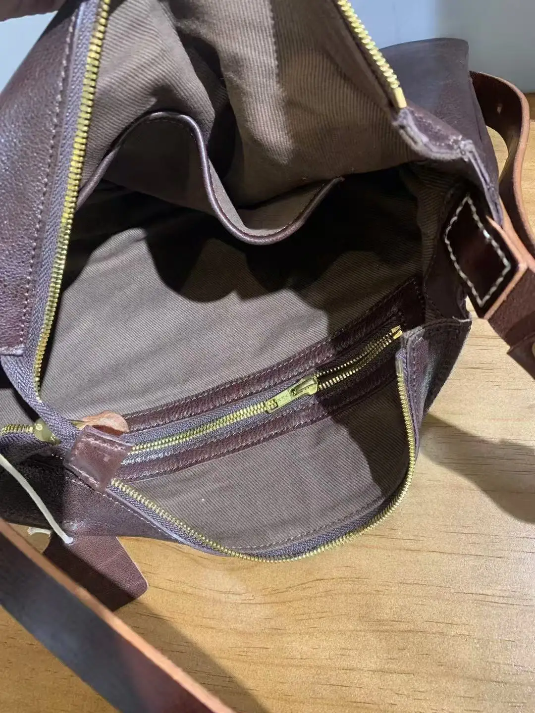 حقيبة كروس من جلد البقر المدبوغ بالزيت الثقيل المستورد، قهوة سوداء، أنجورا حمراء