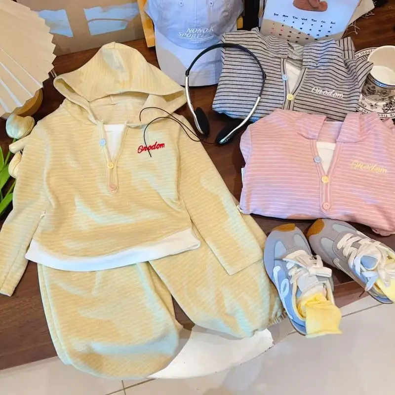 New autumn collection: adorable and fashionable girls' fleece tracksuit, a casual and vibrant two-piece set with a hood, perfect