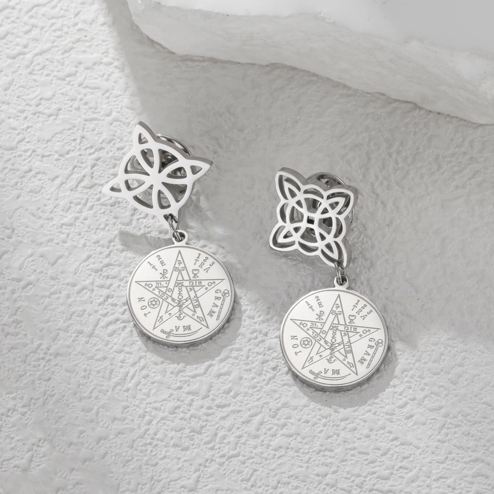 Cazador Hexenknoten Tetragrammaton Pentagramm Pins Damen Brosche Edelstahl Vintage Anzug Kragen Abzeichen für Männer Schmuck 2026