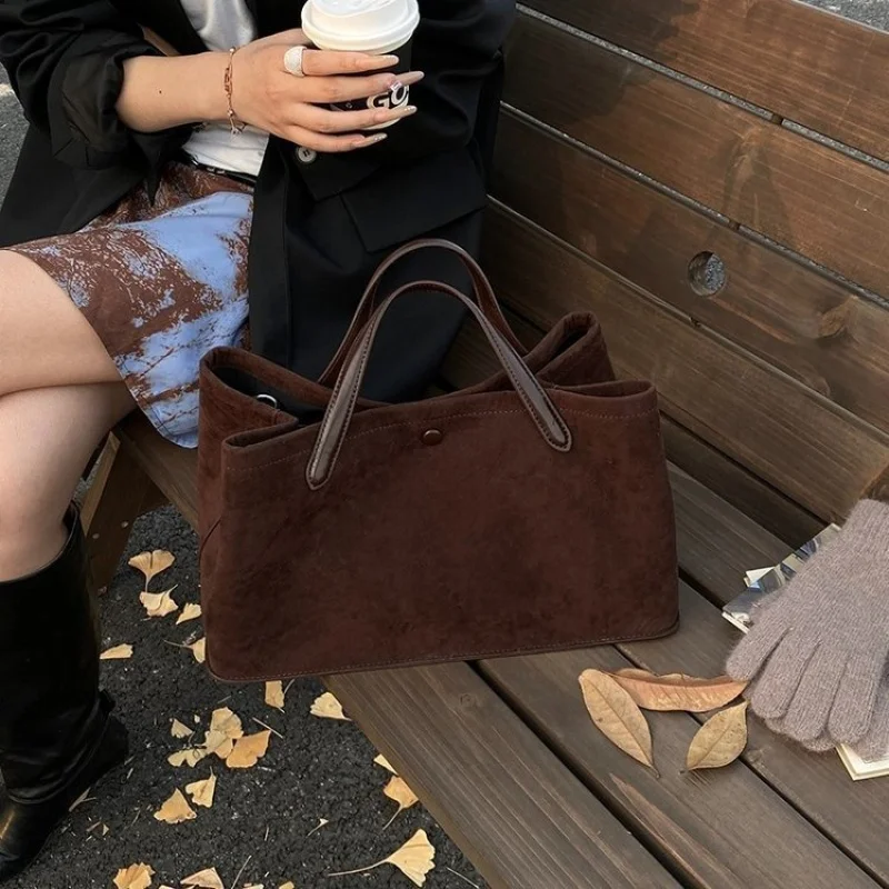 

Luxury Women's Crossbody-Bag Crafted From Leaf-Patterned Leather Featuring Elegant High-End Vintage Look​