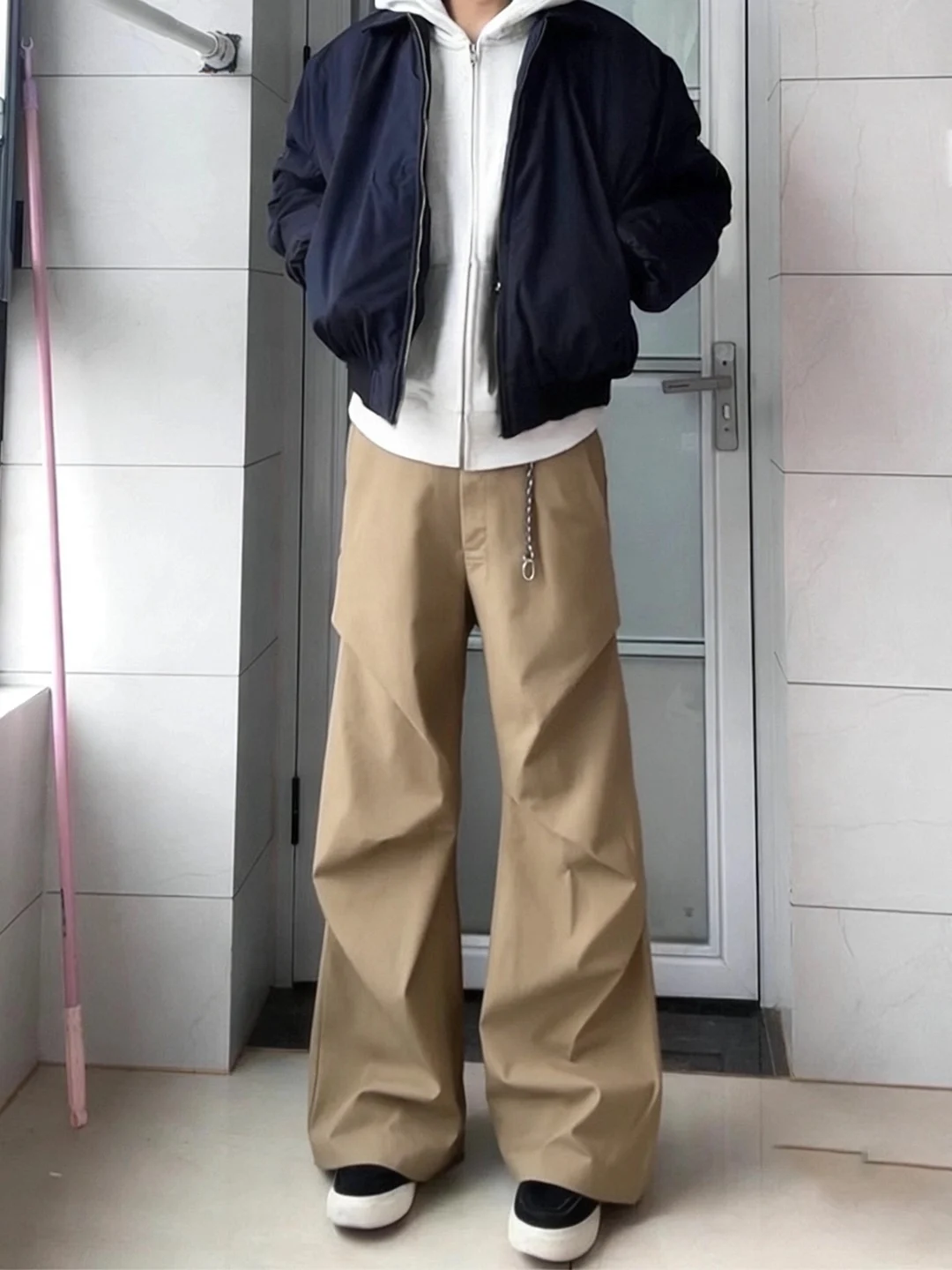 

Мужские брюки прямого кроя цвета хаки на осень-зиму с плиссировкой, на флисовой подкладке, расклешенные, в стиле американского стритстайла, для работы