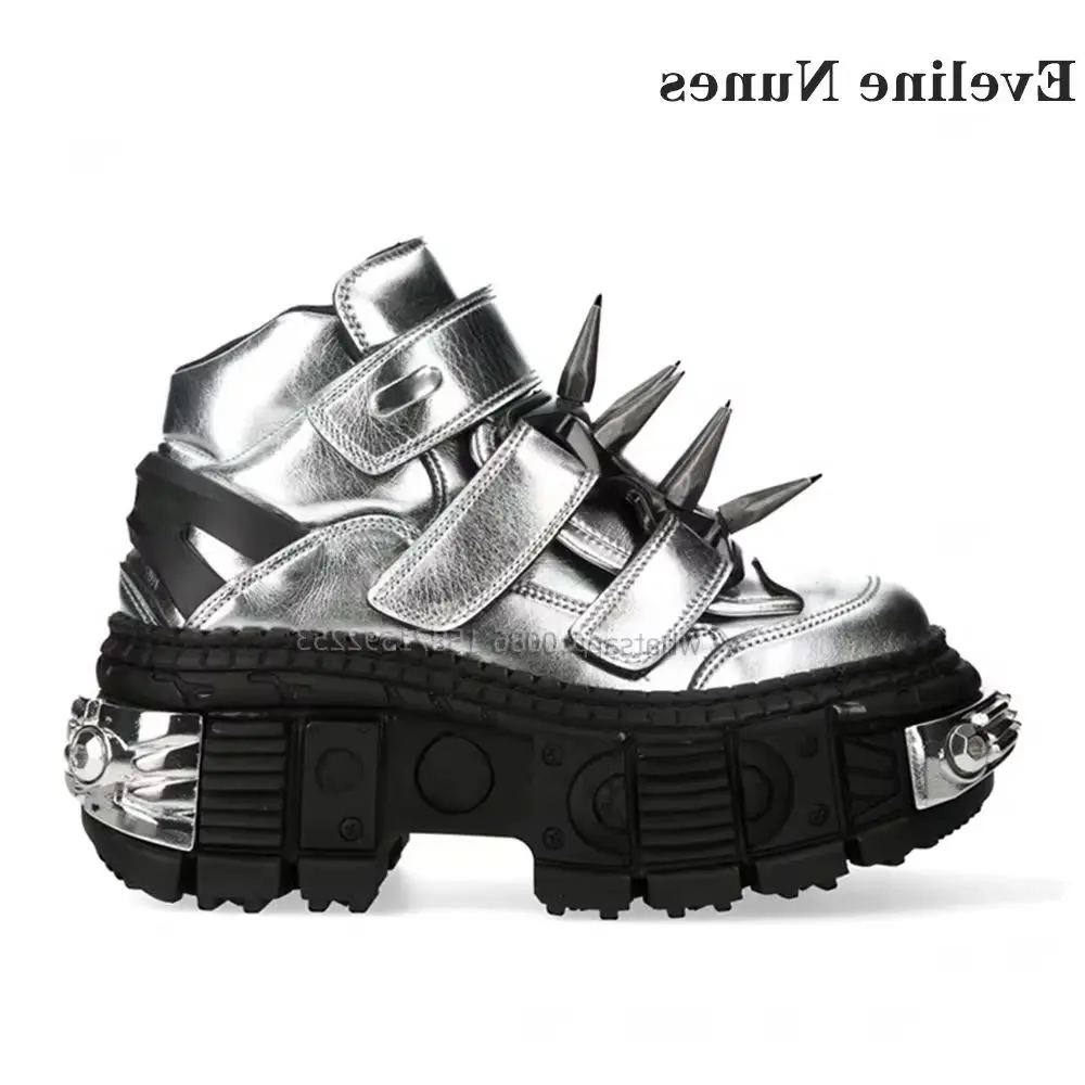 

Туфли-лодочки на платформе с металлическими украшениями и заклепками. Туфли большого размера с круглым носком на подкладке на крючках и петлях. Туфли в стиле панк для шитья в стиле пэчворк. Тренд 2024.