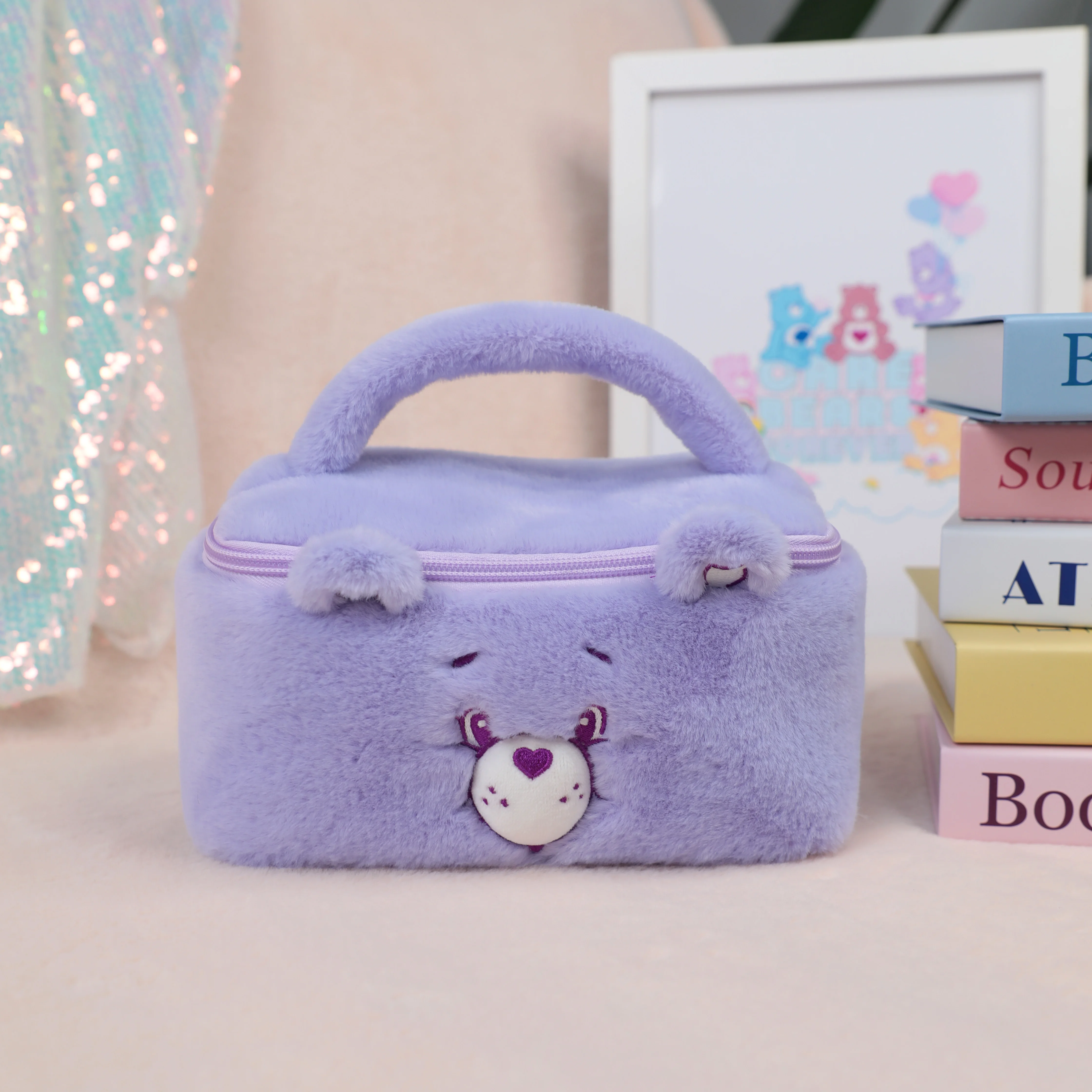 Care Bears Plüsch-Kosmetiktasche, Cartoon-Regenbogenbär, große Kapazität, Reise-Kulturtasche für Mädchen und Frauen, weicher, flauschiger Make-up-Beutel – Detail 2