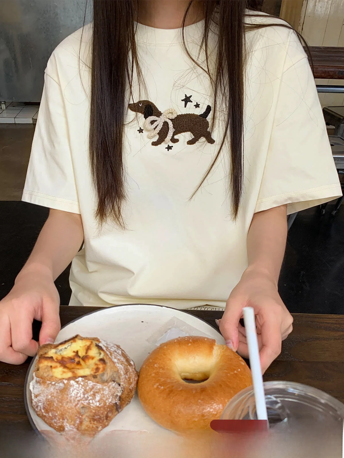 

Новая женская летняя футболка свободного кроя с круглым вырезом и коротким рукавом, с оригинальной вышивкой в виде собачки и узла, в стиле Hello Towel Embroidery