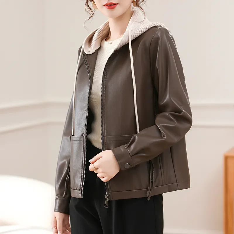 2025 Nuova Primavera Autunno Chic Giacche di pelle Capispalla corto Moda donna Cuciture Giacca di pelle con cappuccio allentata Top