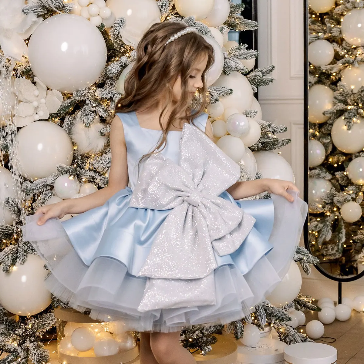 Vestido de niña de las flores Jill Wish M039 azul claro de satén con lazo gigante plateado brillante y falda de tul en capas – Fiesta festiva