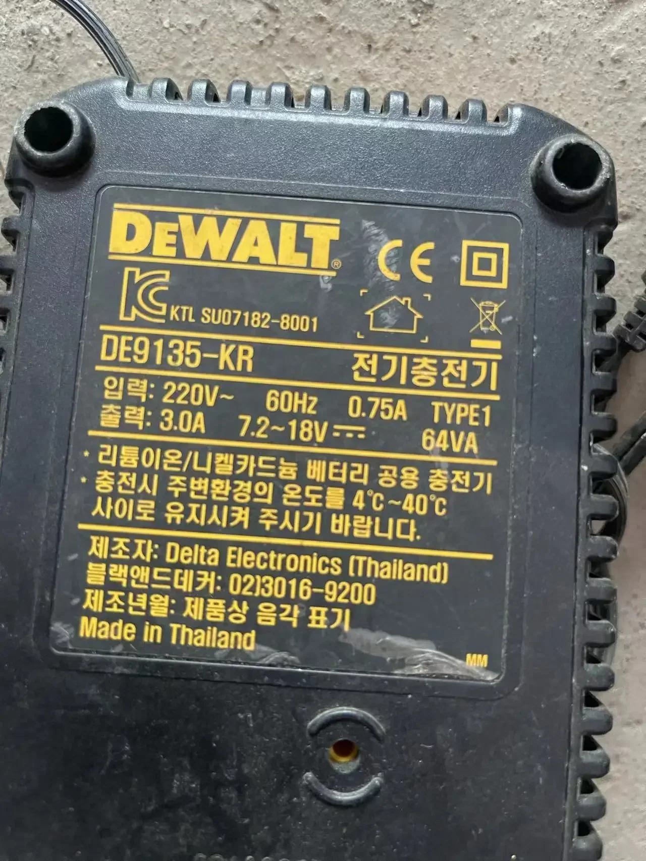 DeWalt DE9135 7.2 v-18 V ni-cd, pengisi daya baterai Ni-MH dan Li-ion. Digunakan. 220V bekas