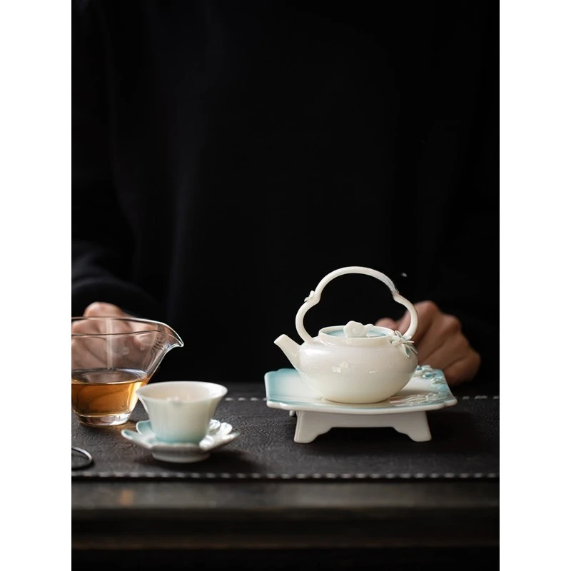 

Hand-squeezed flower ceramic hand-held teapot, women's household kung fu brewing teapot, beam pot, small single pot