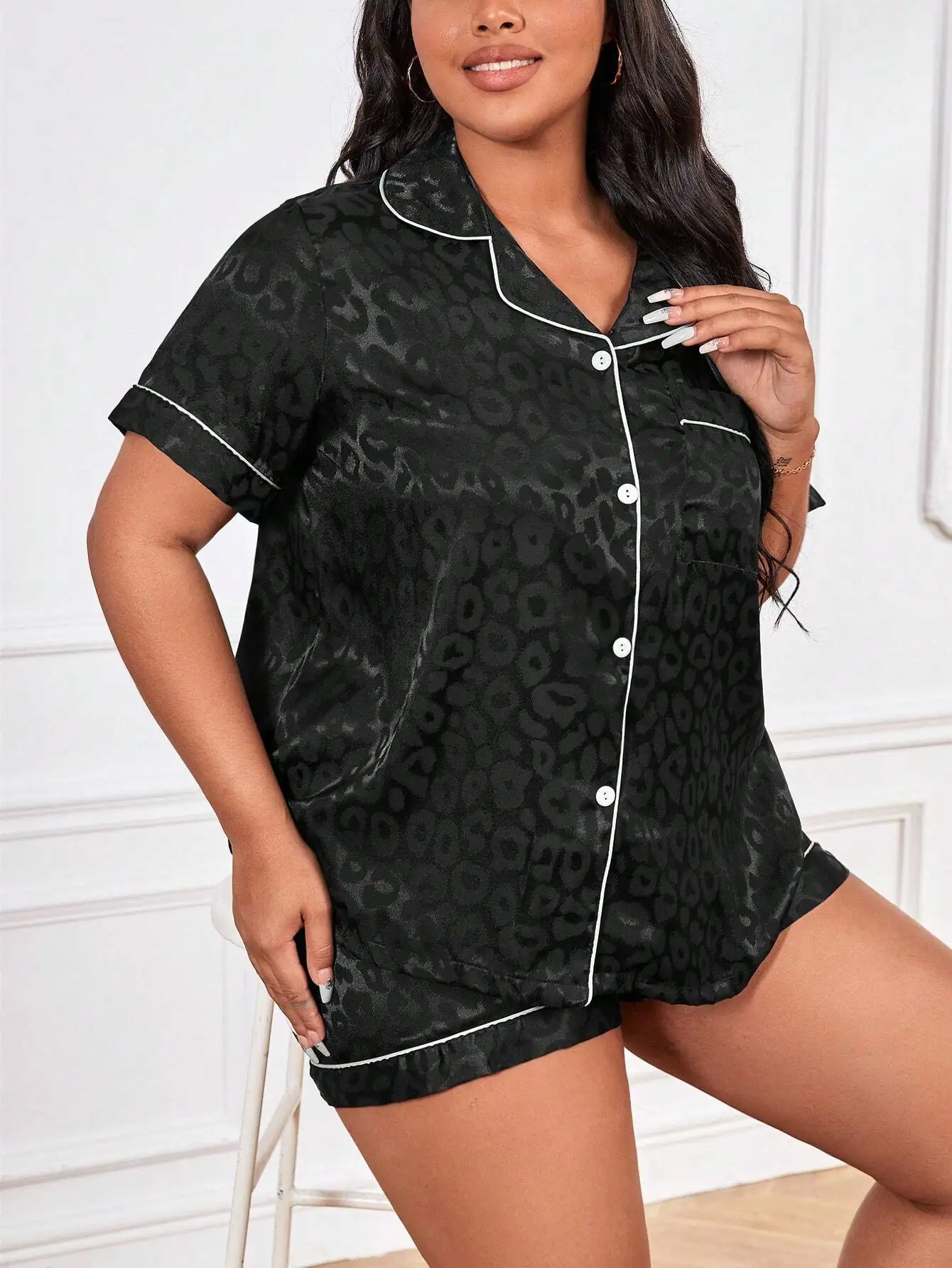 

Комплект пижамы больших размеров из атласа с леопардовым принтом и контрастной окантовкой