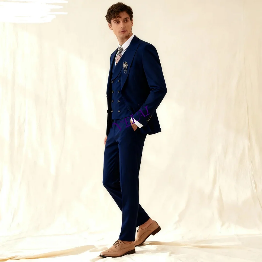 

Мужской костюм-тройка на заказ: нежно-розовый смокинг с заостренными лацканами, уникальным нагрудным карманом, пиджаком, брюками и жилетом. Формальный комплект.