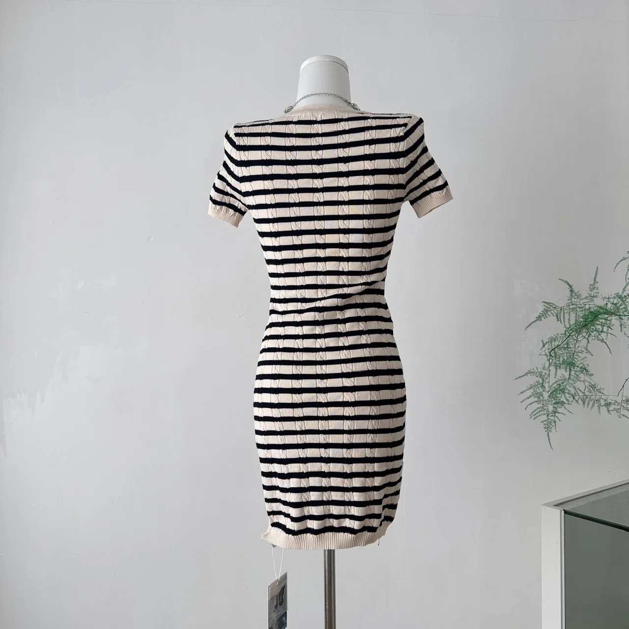 Twist ลาย Bodycon มินิเดรสฤดูร้อนใหม่ผู้หญิงรอบคอแขนสั้นถักชุดบางสบายๆเสื้อกันหนาว N975