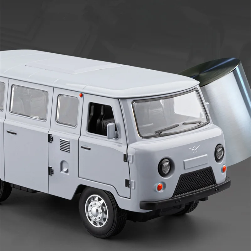 1/18 UAZ Traveler Alloy Van Car Model Diecasts Metal Off-road Vehicles Car Model Simulation Sound Light Collection Kids Toy Gift