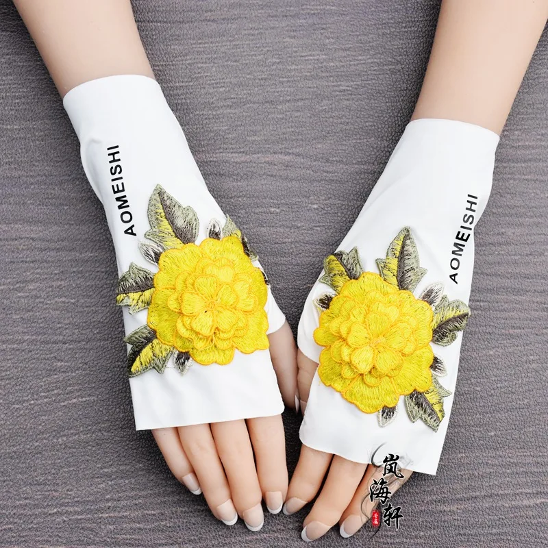 Guanti ricamati stile etnico Bracciali da donna Seta ghiacciata Sottile Mezze dita Cicatrice Touch screen parasole primaverile ed estivo