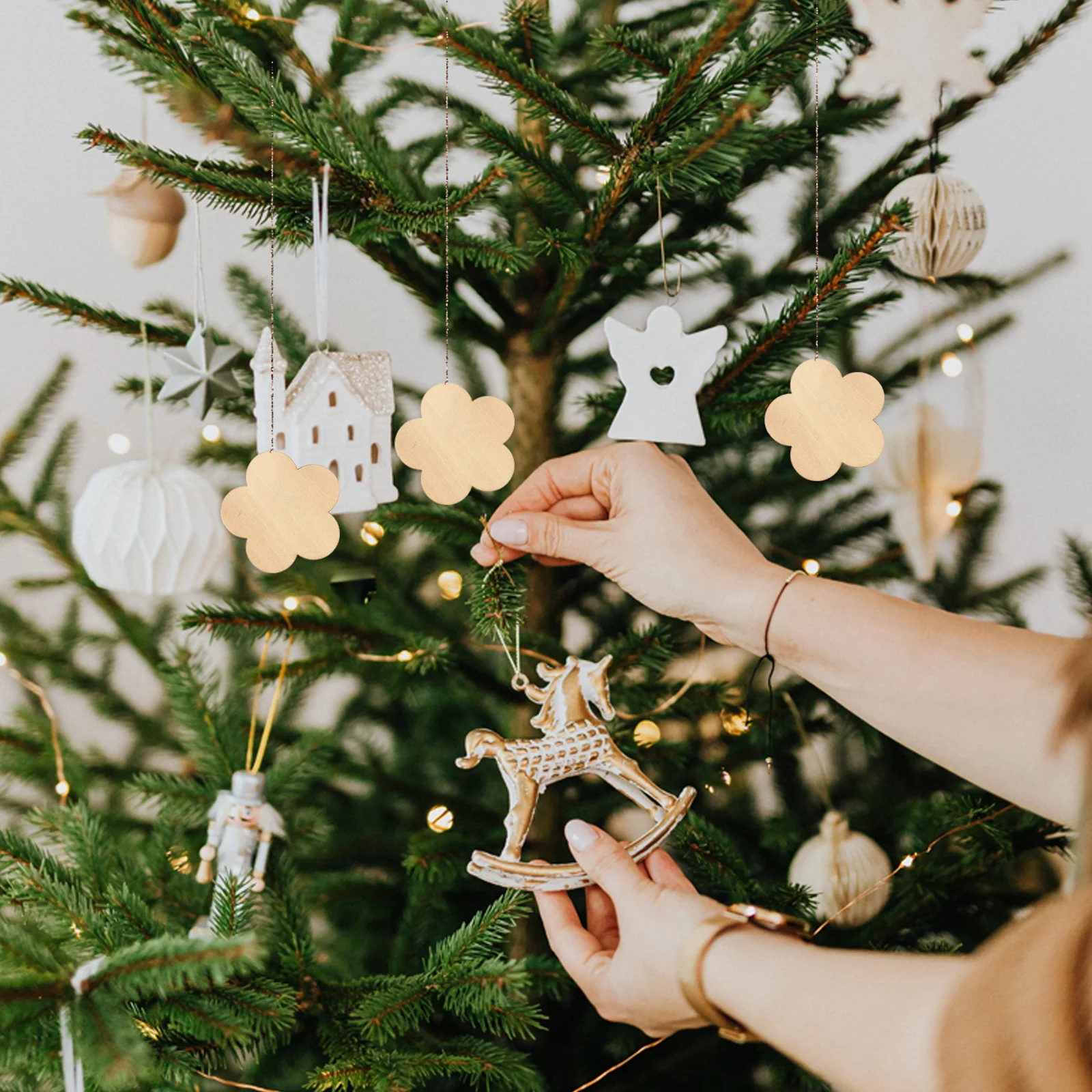 

50Pcs Flower Shape Wood Slices Unfinished Wood Cutout Wedding Christmas DIY Hanging Craft Ornaments Decoration