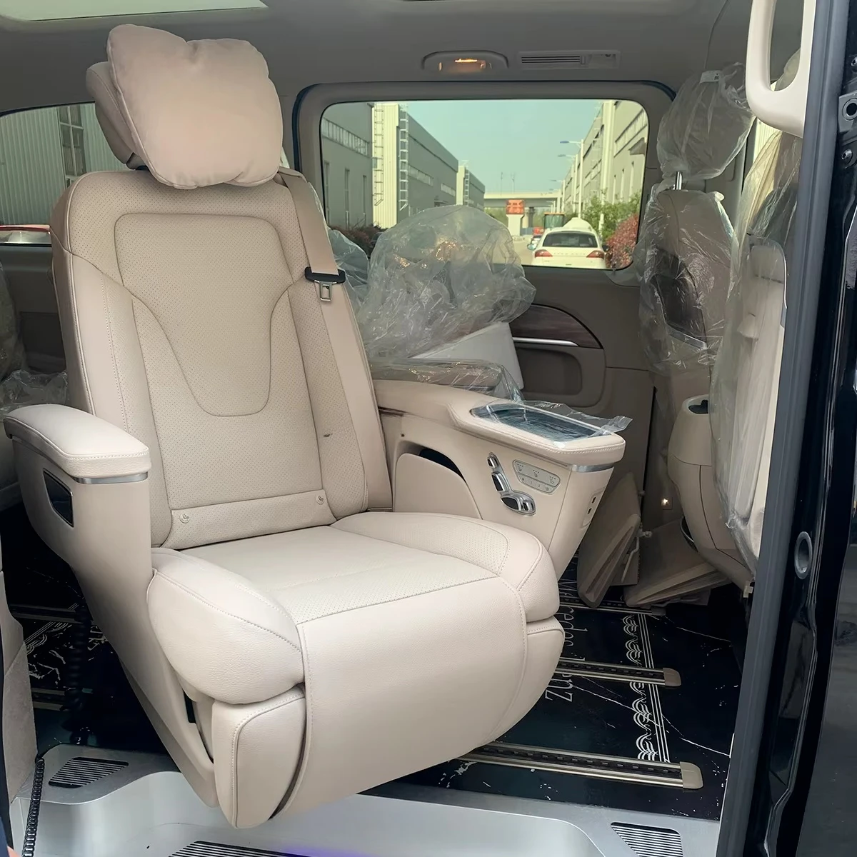 Newly Designed Car Seat Accessible Electric Accessible Disabled Mobility for Van MPV SUV