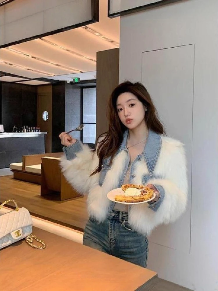 سترة نسائية شتوية من قماش الدنيم الصناعي الهجين سترة قصيرة سترة صغيرة منتفخة معطف أبيض من الفرو الدنيم بياقة جيب