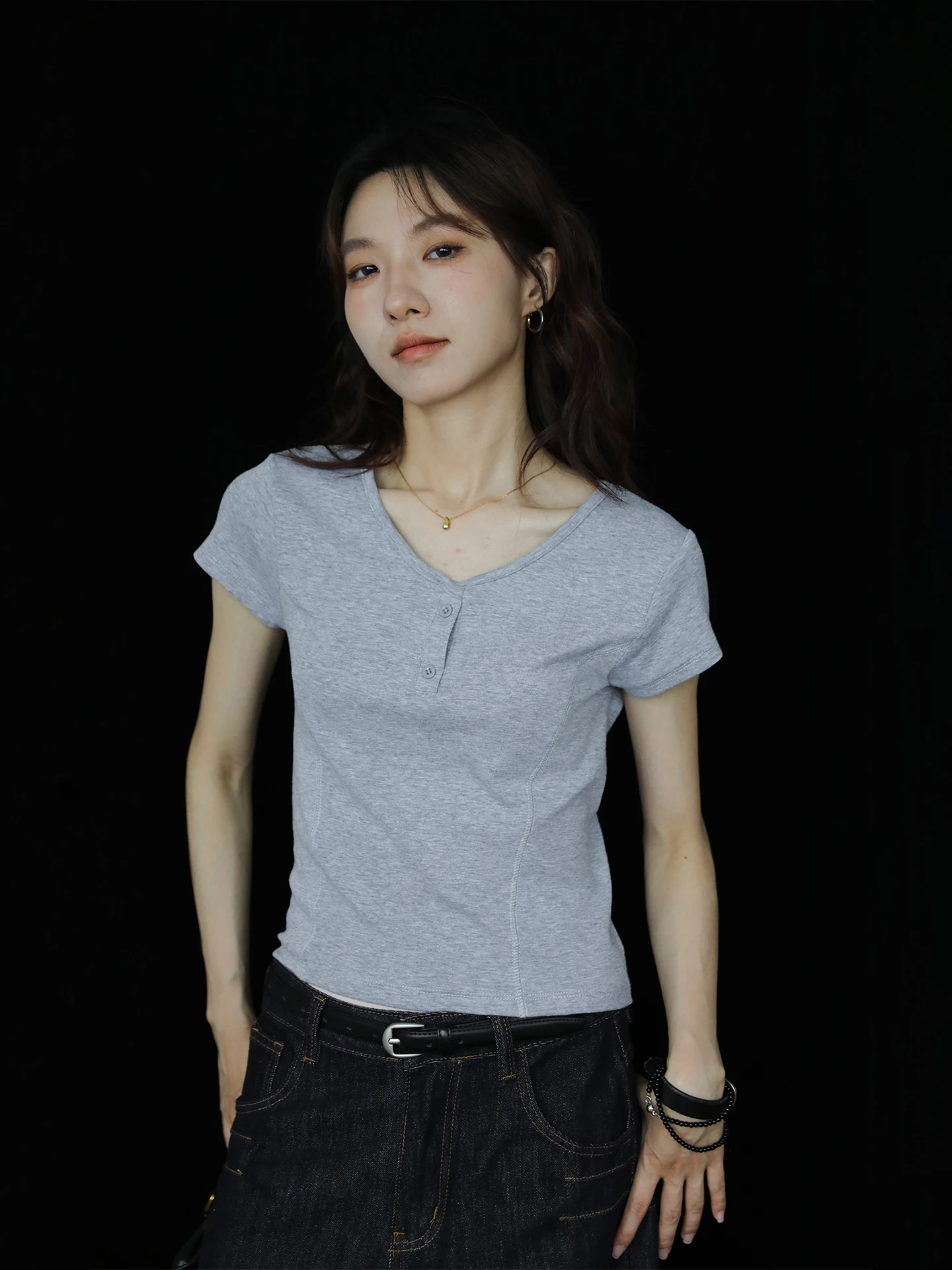 

Женская летняя футболка Slim Fit с V-образным вырезом и коротким рукавом, серая, с пуговицами, в стиле ретро, простой модный топ