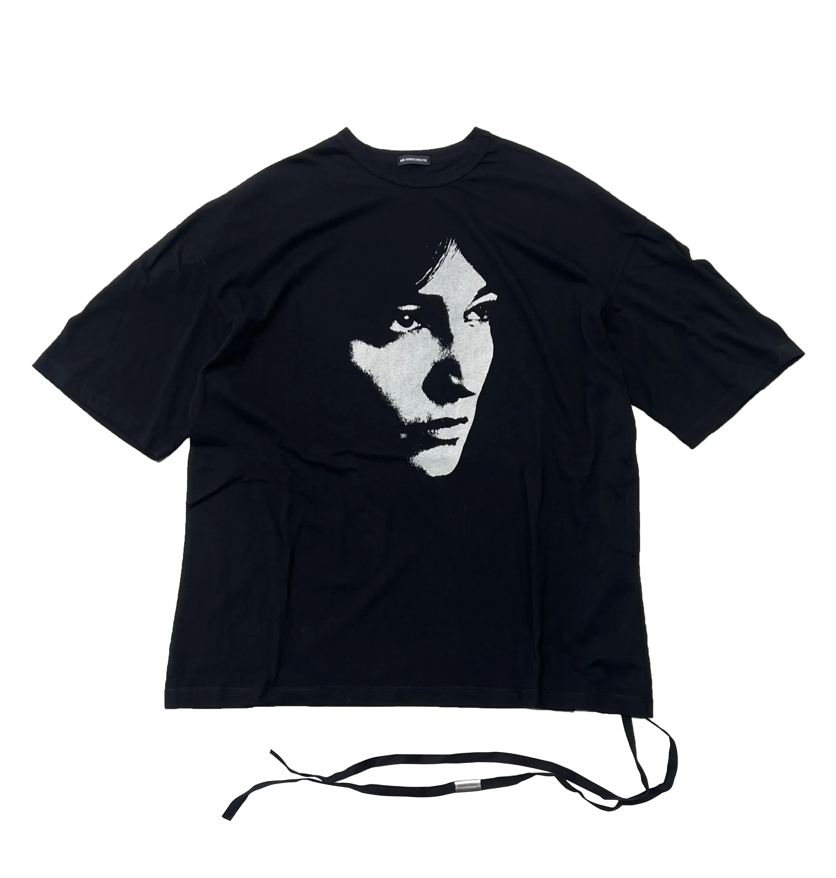 

Футболка с короткими рукавами и лентой AN Dark Pioneer Ann Love Forever Black Portrait Print