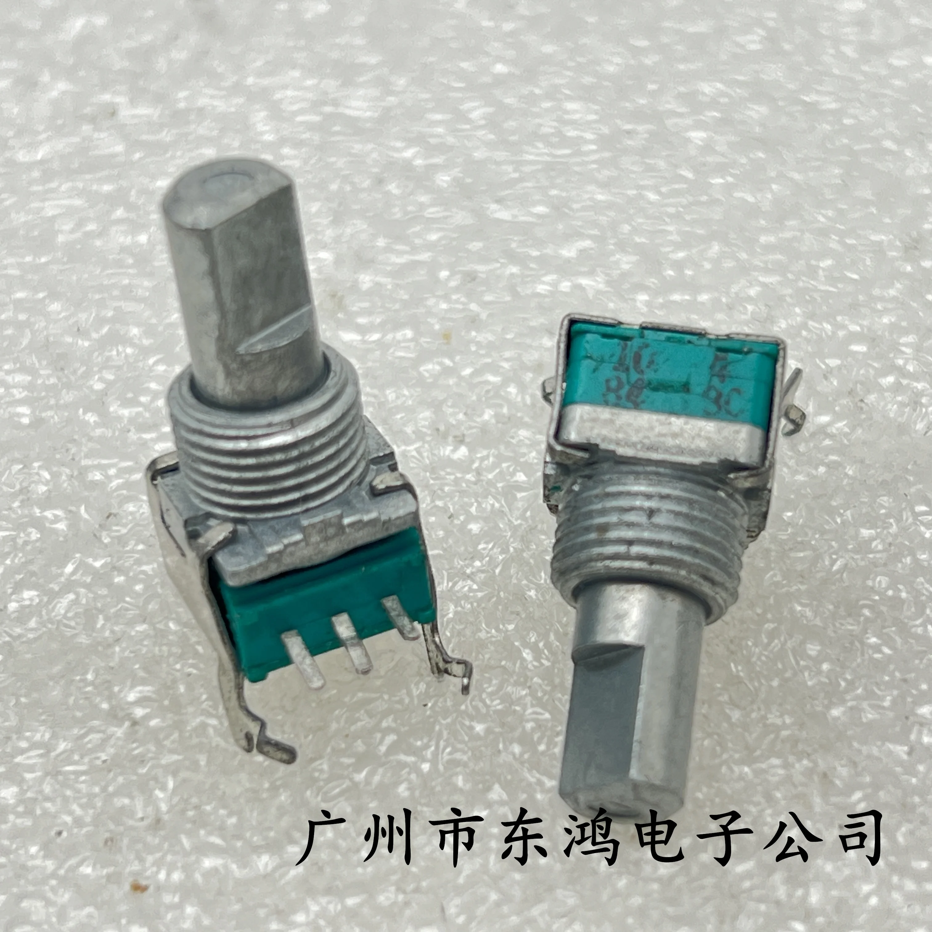 10 PCS Japan 09 single precision potentiometer with bracket 104 B100K shaft length 15mm