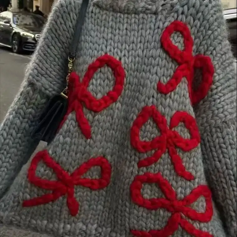 Modischer Handgewebter Wollpullover in Grau mit Langen Ärmeln, Schmetterlingsknoten-Verarbeitung, Handgefertigter Kapuzenpullover aus Weichem Kaschmir