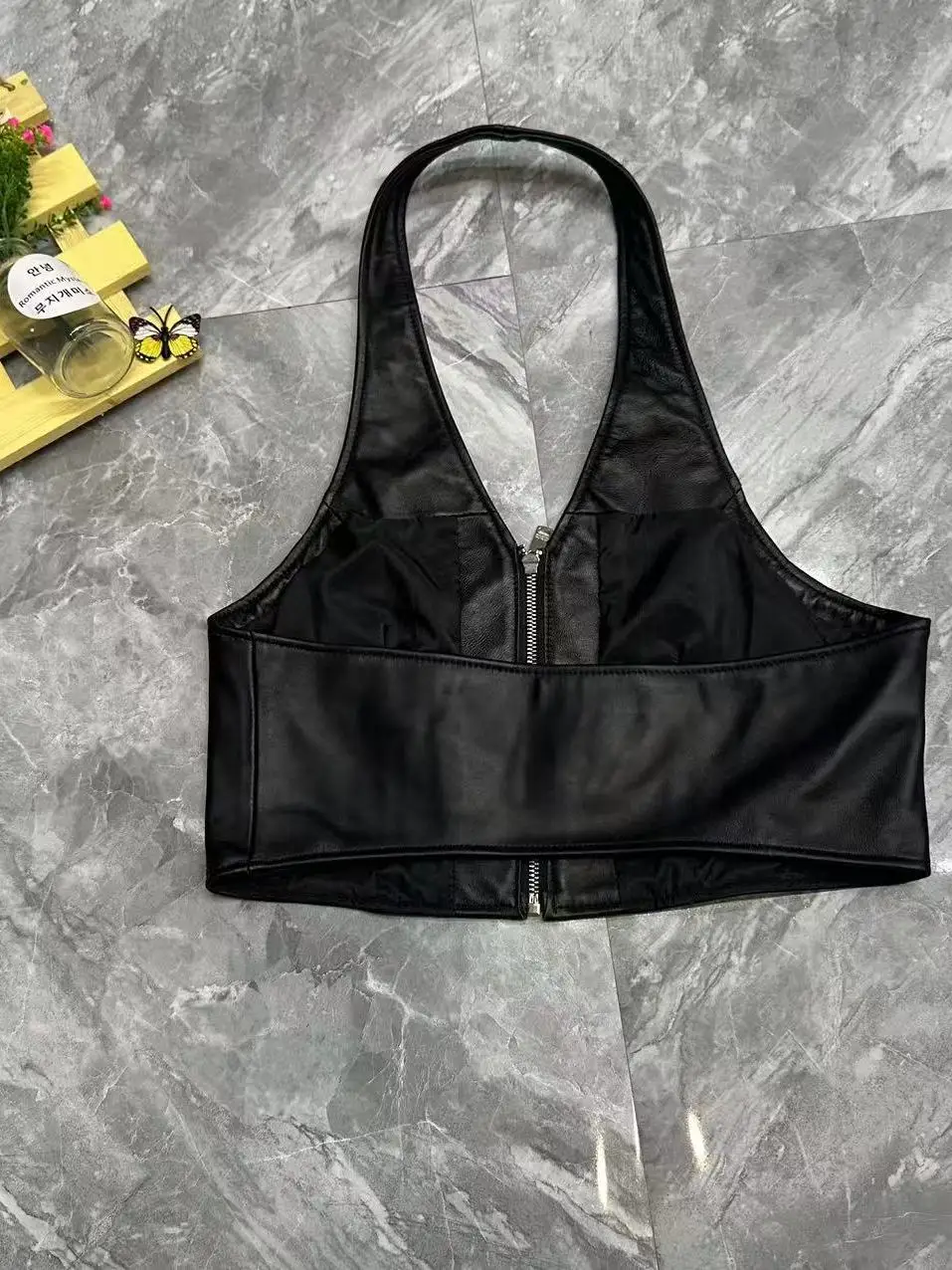 

Women's ort Leather Vest 2025 New Sle oulder Pad Hanging Ne Design Svel Slimming Effect eepskin Faion