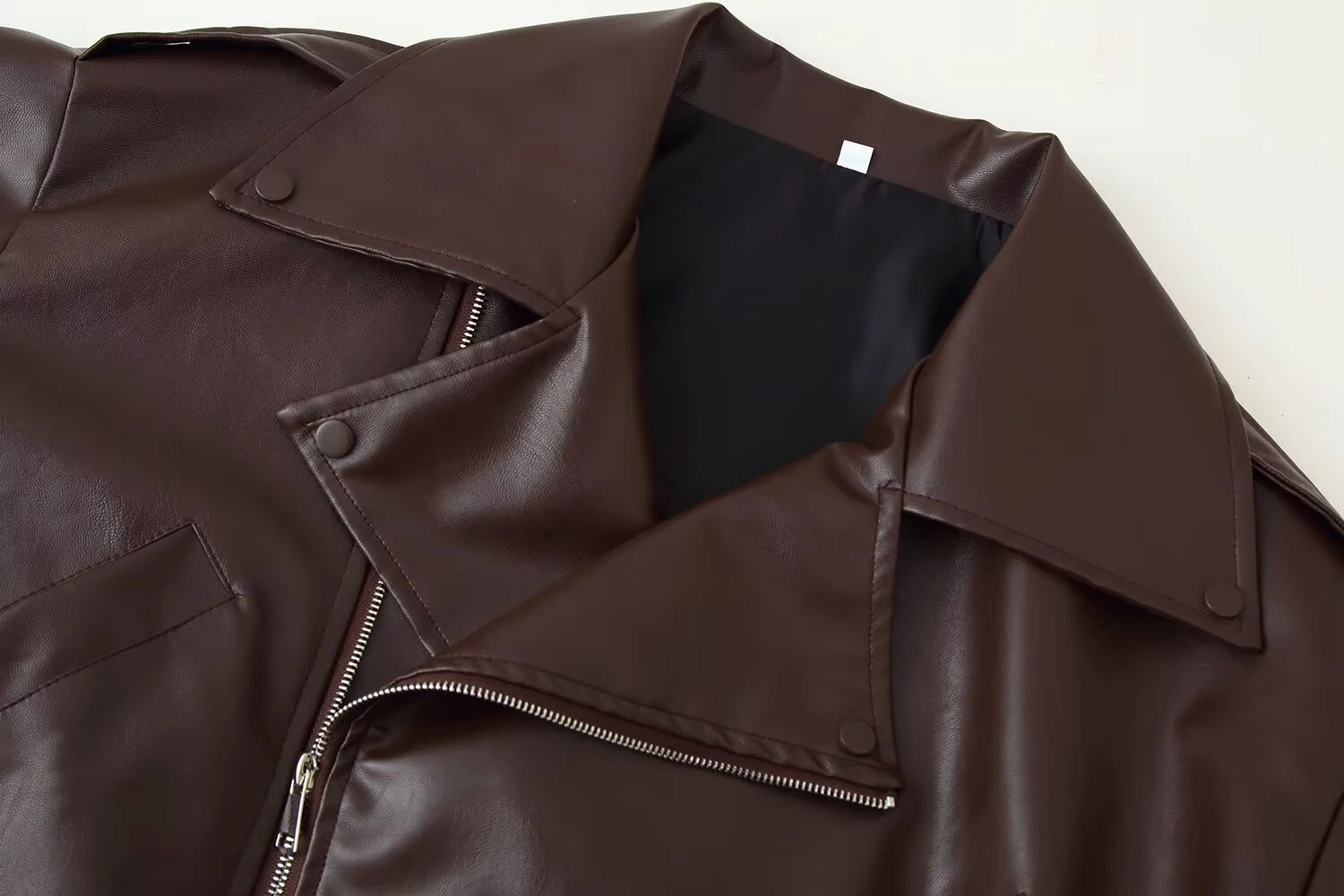 เสื้อแจ็คเก็ตหนังเทียมทรงสั้นแบบใหม่สไตล์ยุโรปและอเมริกาสำหรับผู้หญิง พร้อมเข็มขัด ทรงหลวม