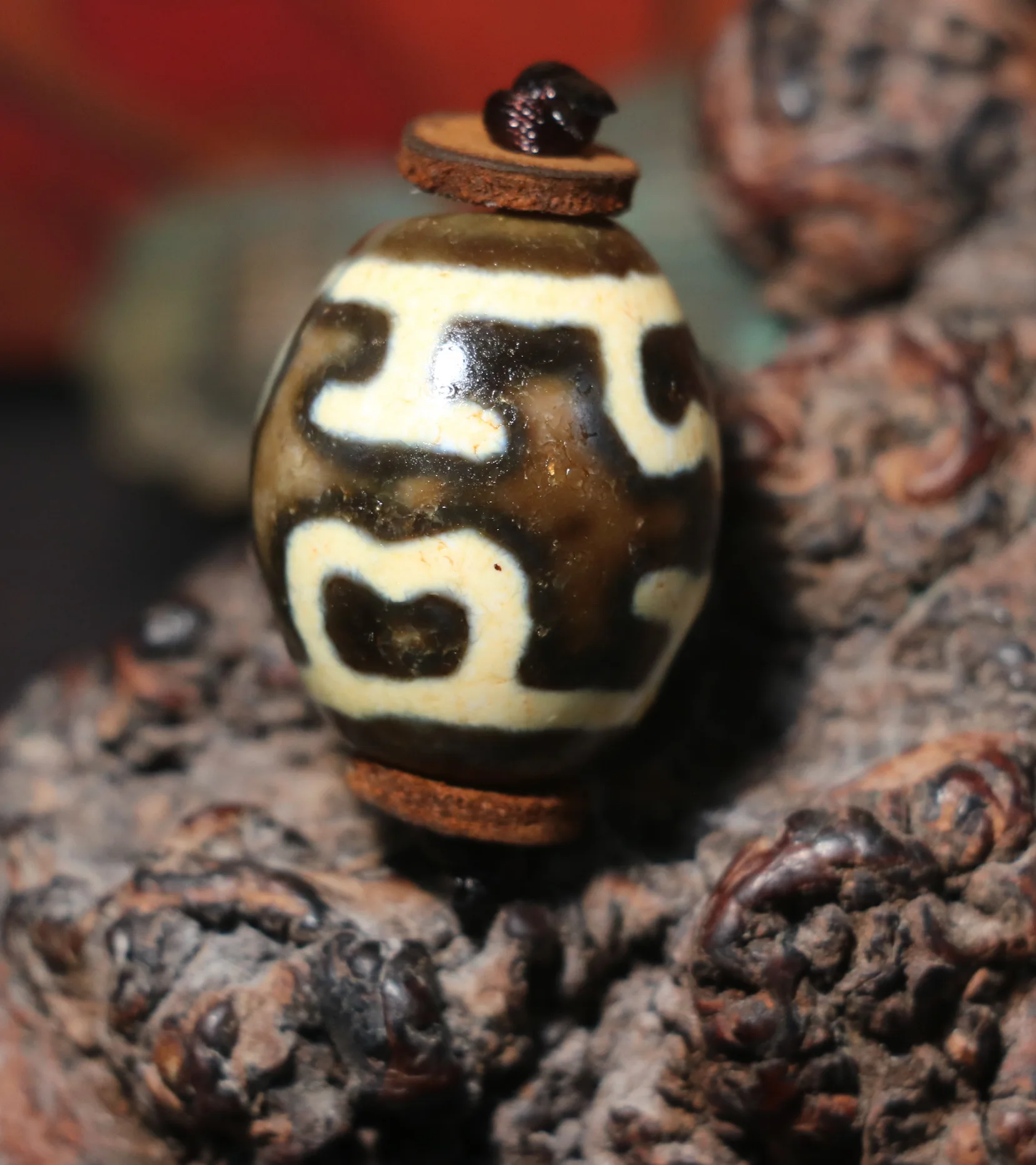 

No.210126N14 Energy Tibetan Top Old Agate Ivory Color Lotus Base Daluo dZi Bead 26:22MMs 4A Amulet W Good Saurces