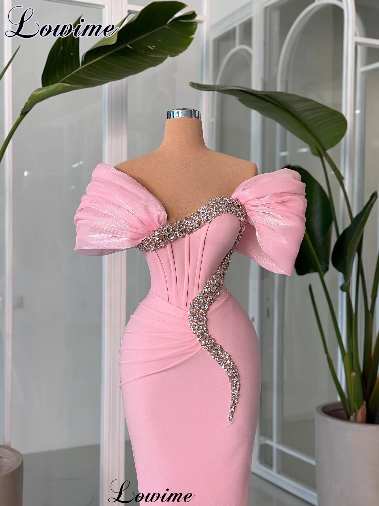 Proste Różowe Sukienki na Bal Maturalny Syrenka Bez Ramiączek Odkryte Ramiona Sukienki Koktajlowe z Kryształami Suknie Wieczorowe Vestidos De Cóctel Szyte na Miarę