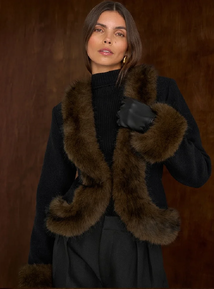 

Куртка BB7035: новая осенне-зимняя модель, экологически чистый мех, V-образный вырез, меховой воротник, простая и универсальная, приталенная, с подчеркивающим талию силуэтом.