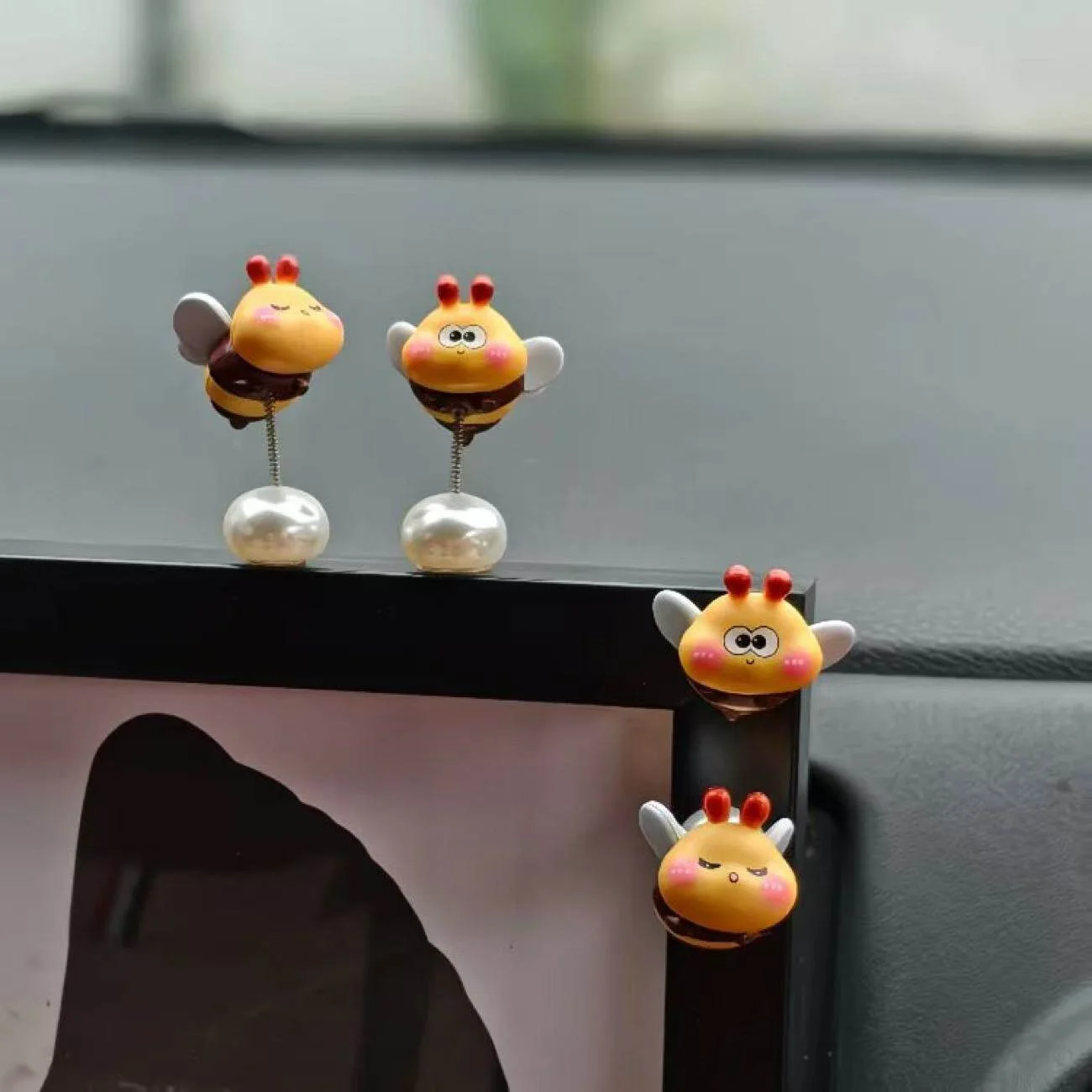 Cute Mini Bee Spring Swing Car Desk Decoration Creative Home Office Decor Spring Season Ornaments