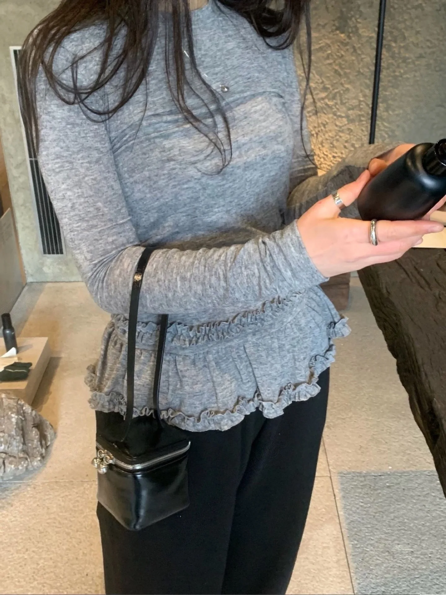 伸縮性のあるロングスリーブ、無地のレースベース、女性用スリムフィット、ラウンドネック、オーバーヘッド、冬用Tシャツ、快適で通気性のあるポリ...