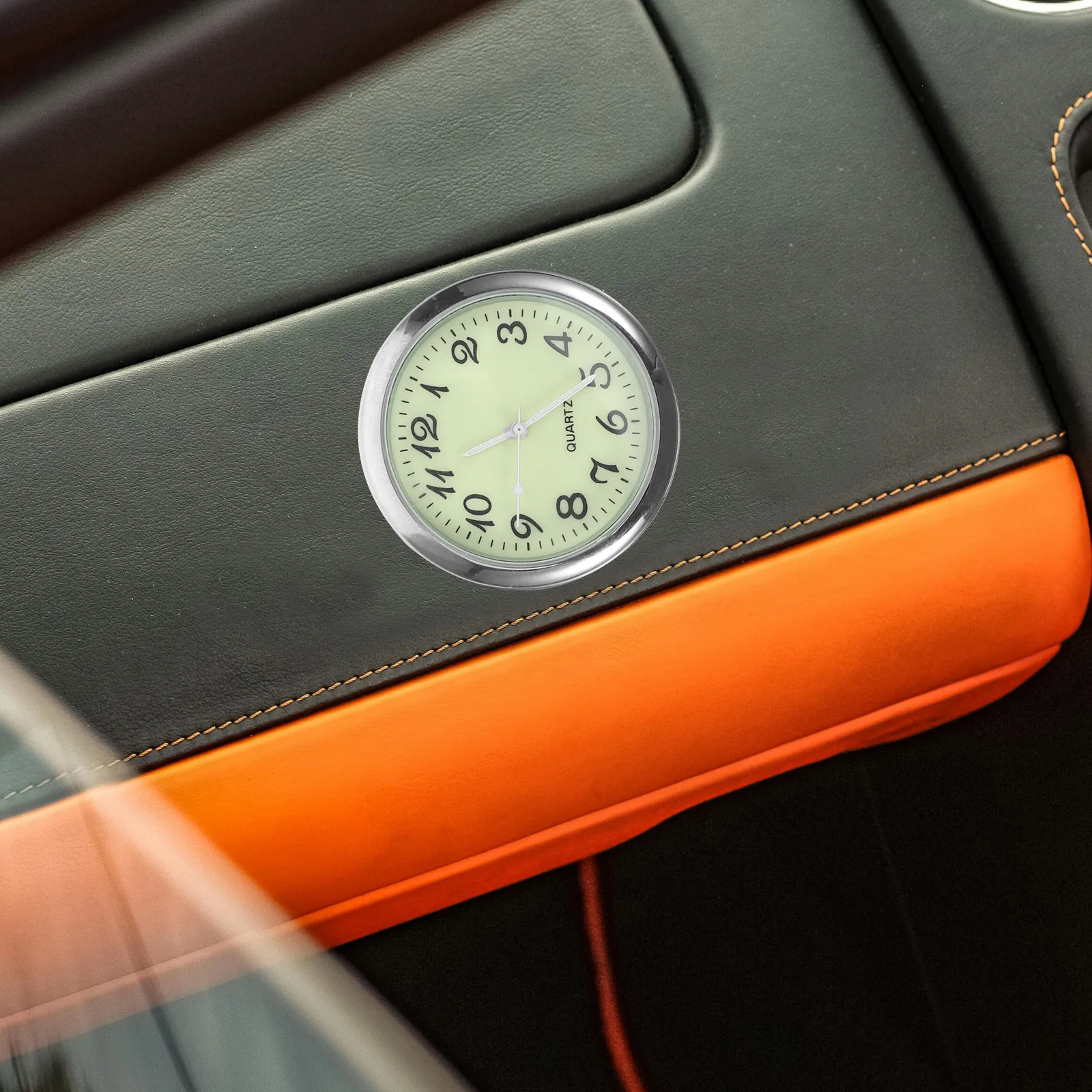 Orologio automatico al quarzo Mini orologio luminoso da cruscotto per auto Bastone creativo che si illumina al buio Accessorio interno automobilistico