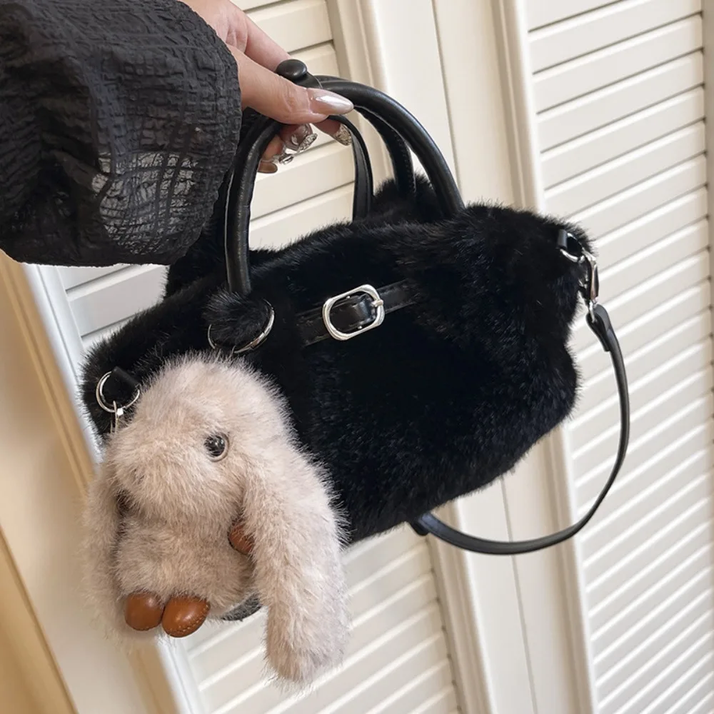 

Новинка с подвеской в виде кролика, пушистая сумка через плечо, простая элегантная текстурированная сумка на плечо, милая женская сумка-ведро