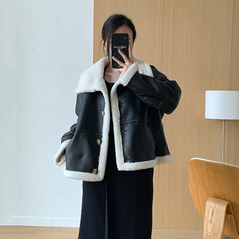 Nowa damska kurtka PU na jesień/zimę 2025, elegancka kurtka z wysokim kołnierzem i futerkiem jagnięcym.