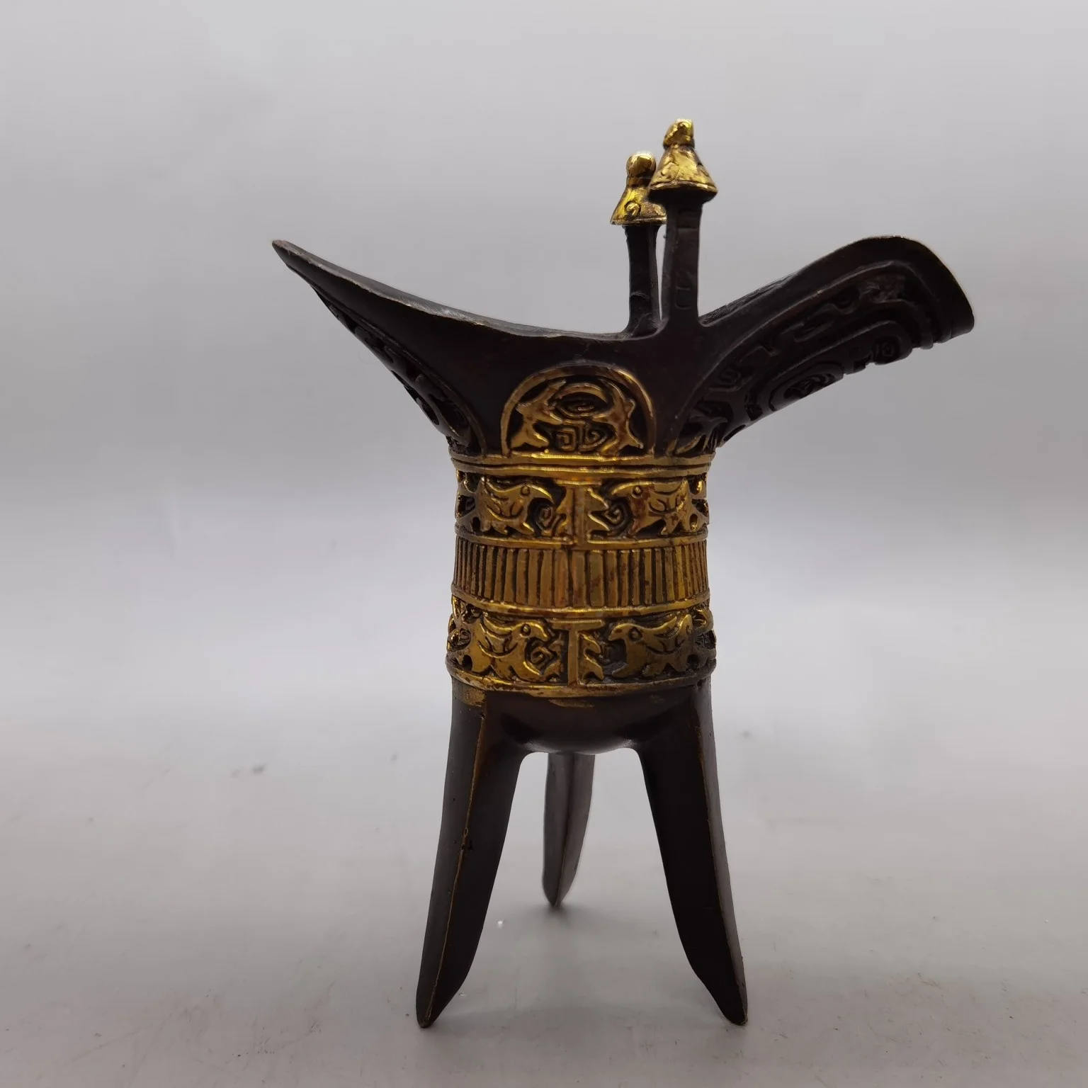 Chinese retro water cup bronze wine cup decoration ancient court drinking utensils tripod cup creative crafts tourist souvenirs