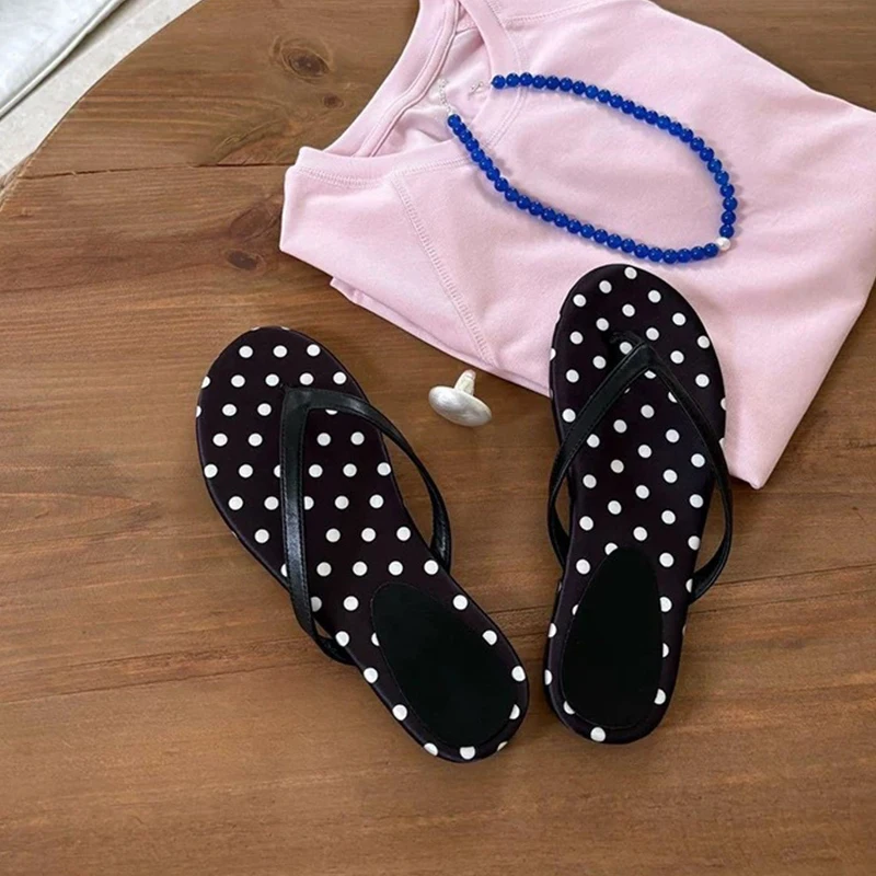 

2026 Summer Women's Elegant Flat Thong Flip Flops French Fashion Polka Dot Sandals Casual Outdoor Beach Vacation Slippers Female