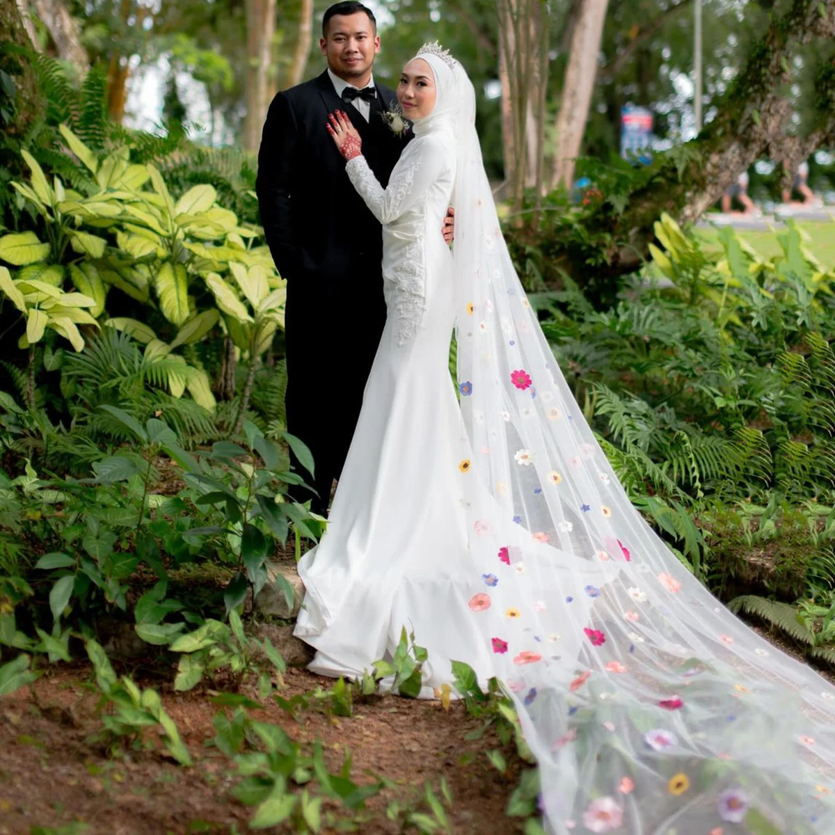 Velos de boda musulmanes con flores bordadas en 3D con borde cortado para novia de Dubai, malla de un nivel personalizada