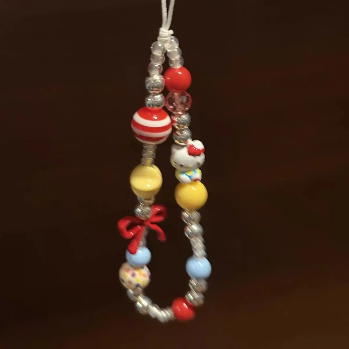 Kawaii Cartoon-Kätzchen Handyband, Mehrfarbiger Handgefertigter Perlenriemen mit Schleifenanhängern, Niedlicher Taschen-Schlüsselanhänger Geschenk – Detail 3