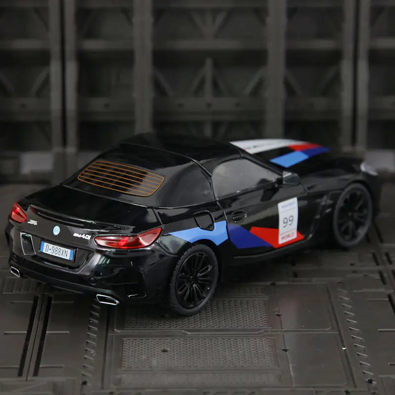 1:22 BMW Z4 سبيكة نموذج سيارة الحلي التراجع ألعاب الأطفال الصوتية البصرية الأبواب وصندوق غطاء محرك السيارة يمكن فتحها بتفاصيل غنية