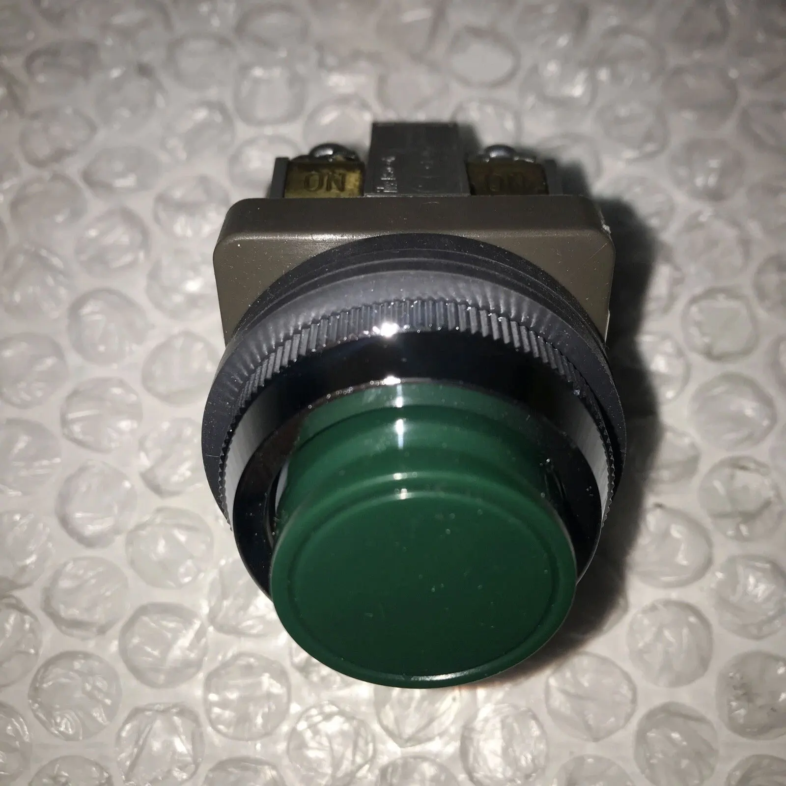 

100% Original New ABN210G ABN210R ABN210Y ABN210B push-button switch